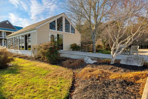 Bay Cottage by AvantStay Waterfront Pier Pond in Ridge, USA