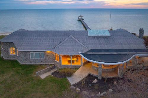 Bay House by AvantStay Waterfront Pier Pond in Ridge, USA