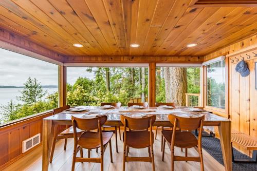 Eagle Beach Retreat by AvantStay Waterfront Home in Freeland, USA