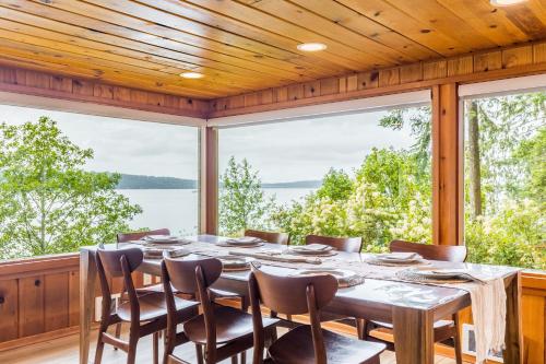 Eagle Beach Retreat by AvantStay Waterfront Home in Freeland, USA