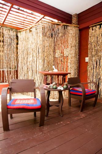 Massage, Joy's House & Tour in San Phe Suea