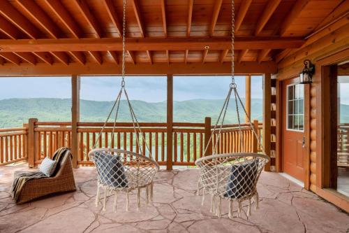 Sugarland by AvantStay Sleeps 28 Home Theatre Two Hot Tubs Indoor Pool Incredible Views in Pigeon Forge, USA