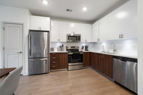 Modern Nulu 2BR CozySuites 09 thumb 2
