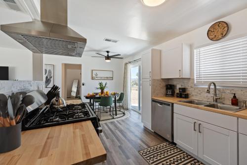 Dune Rise by AvantStay Chic Oasis w Patio in Joshua Tree, USA