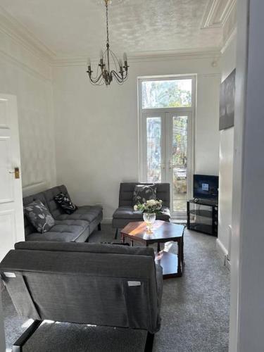 Spacious Grimsby Contractor Friendly Home Sleeps 12 and Free Parking