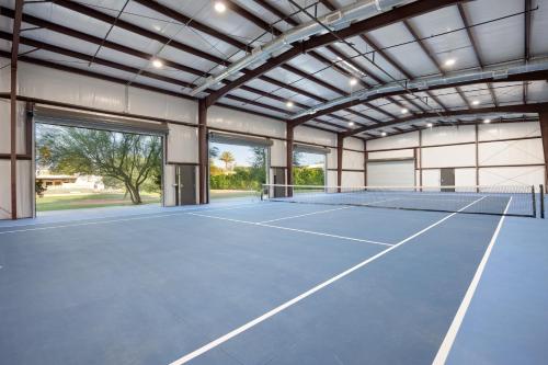 Starlight Estate by AvantStay 26 People Architectual Mansion w Pool Tennis Court Game Room in Bermuda Dunes, USA