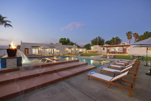 Starlight Estate by AvantStay 26 People Architectual Mansion w Pool Tennis Court Game Room in Bermuda Dunes, USA