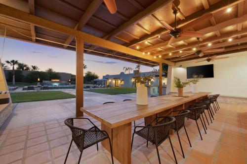 Starlight Estate by AvantStay 26 People Architectual Mansion w Pool Tennis Court Game Room in Bermuda Dunes, USA