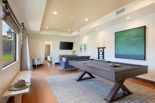 Starlight Estate by AvantStay 26 People Architectual Mansion w Pool Tennis Court Game Room in Bermuda Dunes, USA