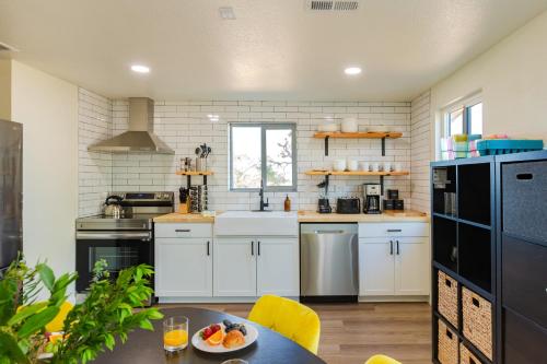 Sunset Grove by AvantStay Modern JT Home w New Pool Desert Views Private Casita in Yucca Valley, USA