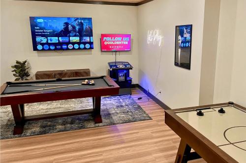 Halle Beary by AvantStay Indoor Pool Hot Tub Sunset Views in Sevierville, USA