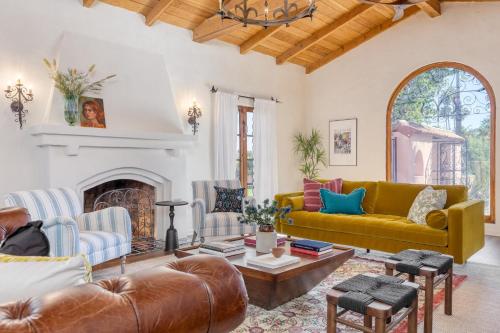 Casa del Colibri’ by AvantStay Luxe Estate w Pickle Ball Court in Palm Springs, USA