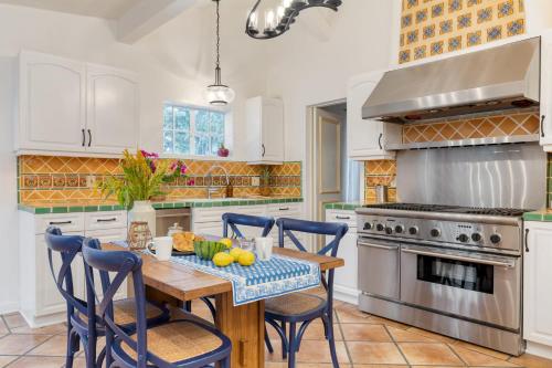 Casa del Colibri’ by AvantStay Luxe Estate w Pickle Ball Court in Palm Springs, USA