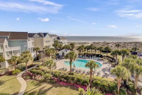 409 Summerhouse by AvantStay Beachfront Condo w Sea Views Community Pool in Isle of Palms, USA