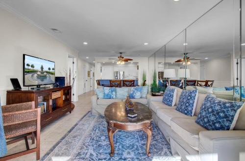 409 Summerhouse by AvantStay Beachfront Condo w Sea Views Community Pool in Isle of Palms, USA