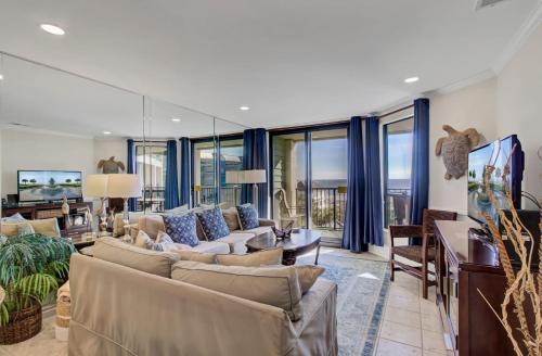 409 Summerhouse by AvantStay Beachfront Condo w Sea Views Community Pool in Isle of Palms, USA