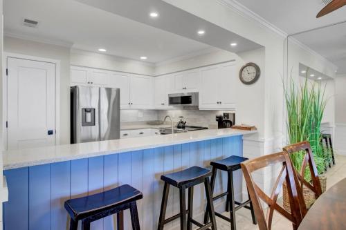 409 Summerhouse by AvantStay Beachfront Condo w Sea Views Community Pool in Isle of Palms, USA