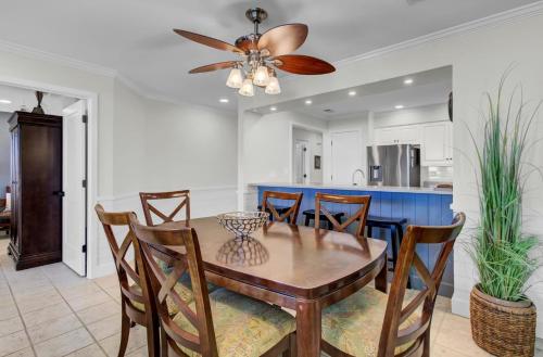 409 Summerhouse by AvantStay Beachfront Condo w Sea Views Community Pool in Isle of Palms, USA