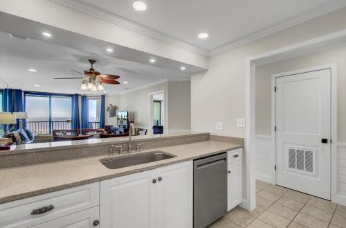 409 Summerhouse by AvantStay Beachfront Condo w Sea Views Community Pool in Isle of Palms, USA