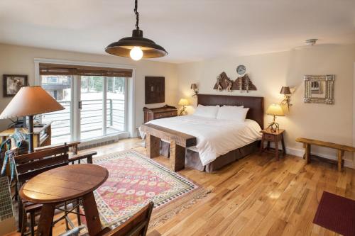 Blue Mesa Lodge 23C by AvantStay Functional Ski InSki Out Studio w Balcony in Great Location