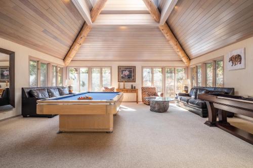 Heavenly Valley by AvantStay Home w Pool Sauna Hot Tub Game Room in Big Bear Lake, USA