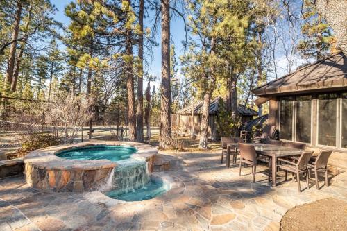Heavenly Valley by AvantStay Home w Pool Sauna Hot Tub Game Room in Big Bear Lake, USA