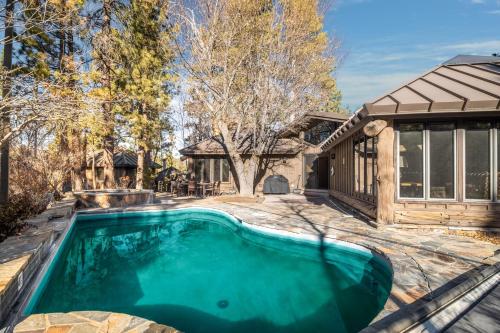 Heavenly Valley by AvantStay Home w Pool Sauna Hot Tub Game Room in Big Bear Lake, USA