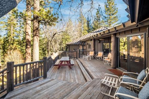 Heavenly Valley by AvantStay Home w Pool Sauna Hot Tub Game Room in Big Bear Lake, USA