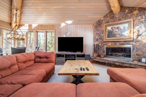 Heavenly Valley by AvantStay Home w Pool Sauna Hot Tub Game Room in Big Bear Lake, USA