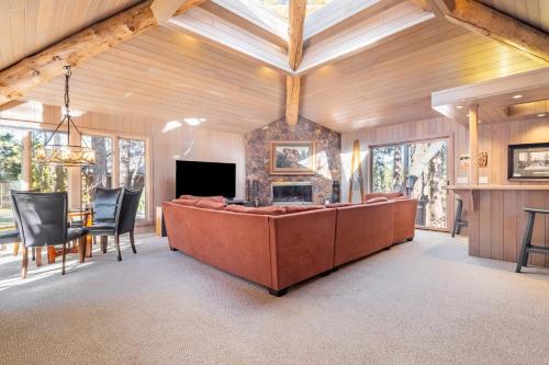 Heavenly Valley by AvantStay Home w Pool Sauna Hot Tub Game Room in Big Bear Lake, USA