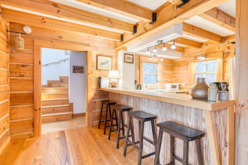 Starry Woods by AvantStay Retreat Near Asheville in Asheville, USA