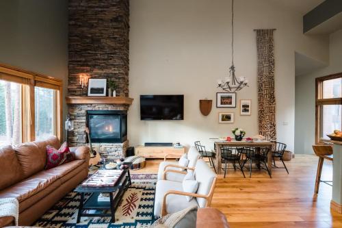 Camber by AvantStay Cozy Chic Cabin w Hot Tub in Breckenridge, USA