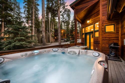 Camber by AvantStay Cozy Chic Cabin w Hot Tub in Breckenridge, USA