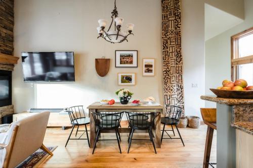 Camber by AvantStay Cozy Chic Cabin w Hot Tub in Breckenridge, USA