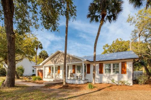 Sawyer Jessamine by AvantStay 2 Homes Pool in Isle of Palms, USA