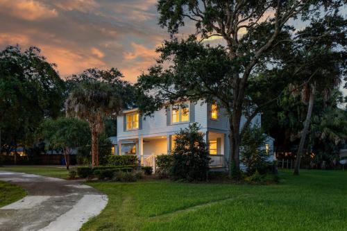 Sawyer Jessamine by AvantStay 2 Homes Pool in Isle of Palms, USA