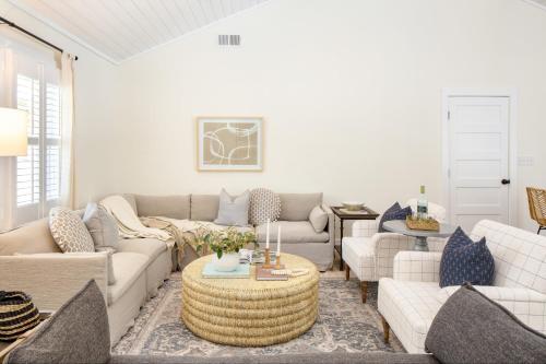 Sawyer Jessamine by AvantStay 2 Homes Pool in Isle of Palms, USA