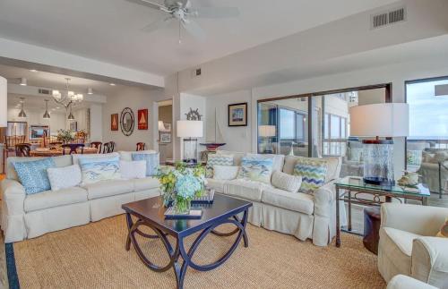 Waters Lure AvantStay Oceanfront Shared Pool Spa Ocean Views in Isle of Palms, USA