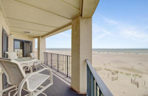 320 Seascape by AvantStay Beachfront Ocean Views in Isle of Palms, USA