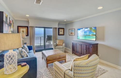 320 Seascape by AvantStay Beachfront Ocean Views in Isle of Palms, USA