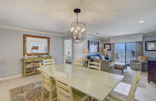 320 Seascape by AvantStay Beachfront Ocean Views in Isle of Palms, USA