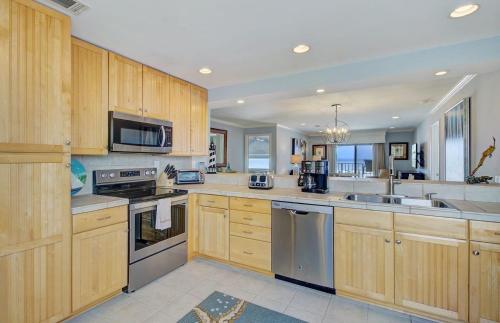 320 Seascape by AvantStay Beachfront Ocean Views in Isle of Palms, USA