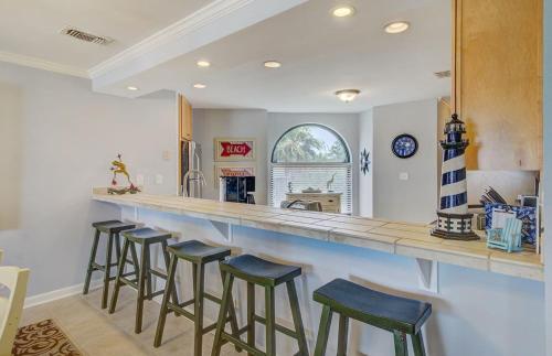 320 Seascape by AvantStay Beachfront Ocean Views in Isle of Palms, USA