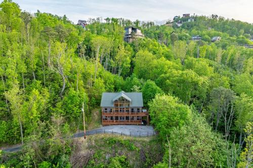 Hollows Haven by AvantStay Hot Tub Sauna Balcony and Tree Top Views in Gatlinburg, USA