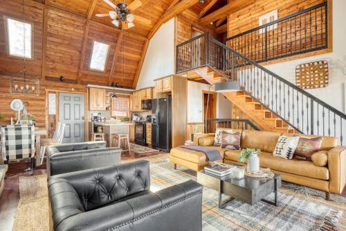 Pine Needle by AvantStay Log Cabin w Gorgeous Views Hot Tub Patio Pool Table in Gatlinburg, USA