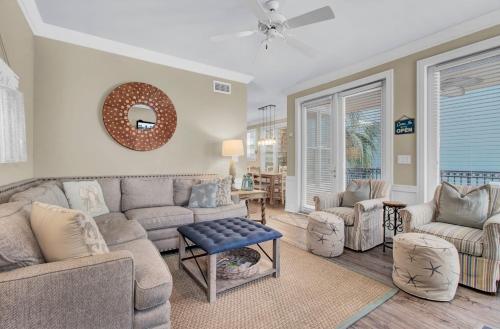 123 Grand Pavilion by AvantStay Steps from Beach in Isle of Palms, USA