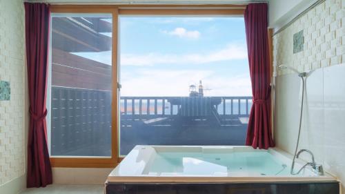 room detail thumbnail 2