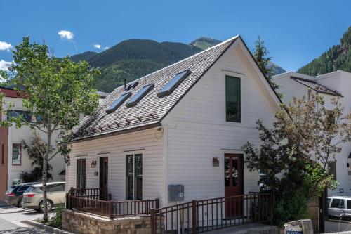 Diamondtooth Cottage by AvantStay Cottage in Historic Telluride w Ski Access Permit :16096 in Telluride, USA