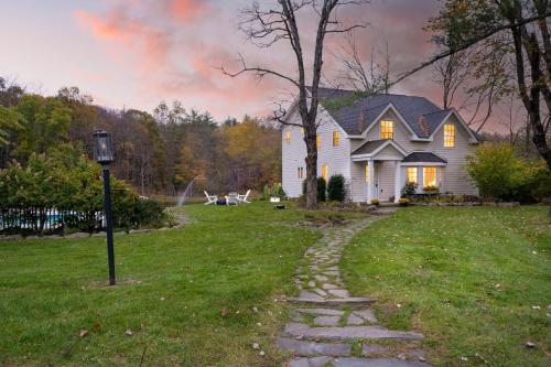 Cortland by AvantStay Charming Heritage Estate w Private Lake Pool in Saugerties, USA