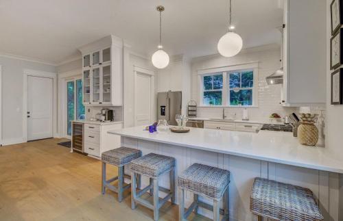 3602 Hartnett Boulevard by AvantStay Charming Home w Pool in Isle of Palms, USA